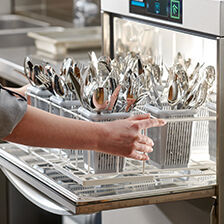 Winterhalter Besteckspülmaschine - Glänzendes Besteck entnehmen Winterhalter Besteckspülmaschine - Glänzendes Besteck entnehmen