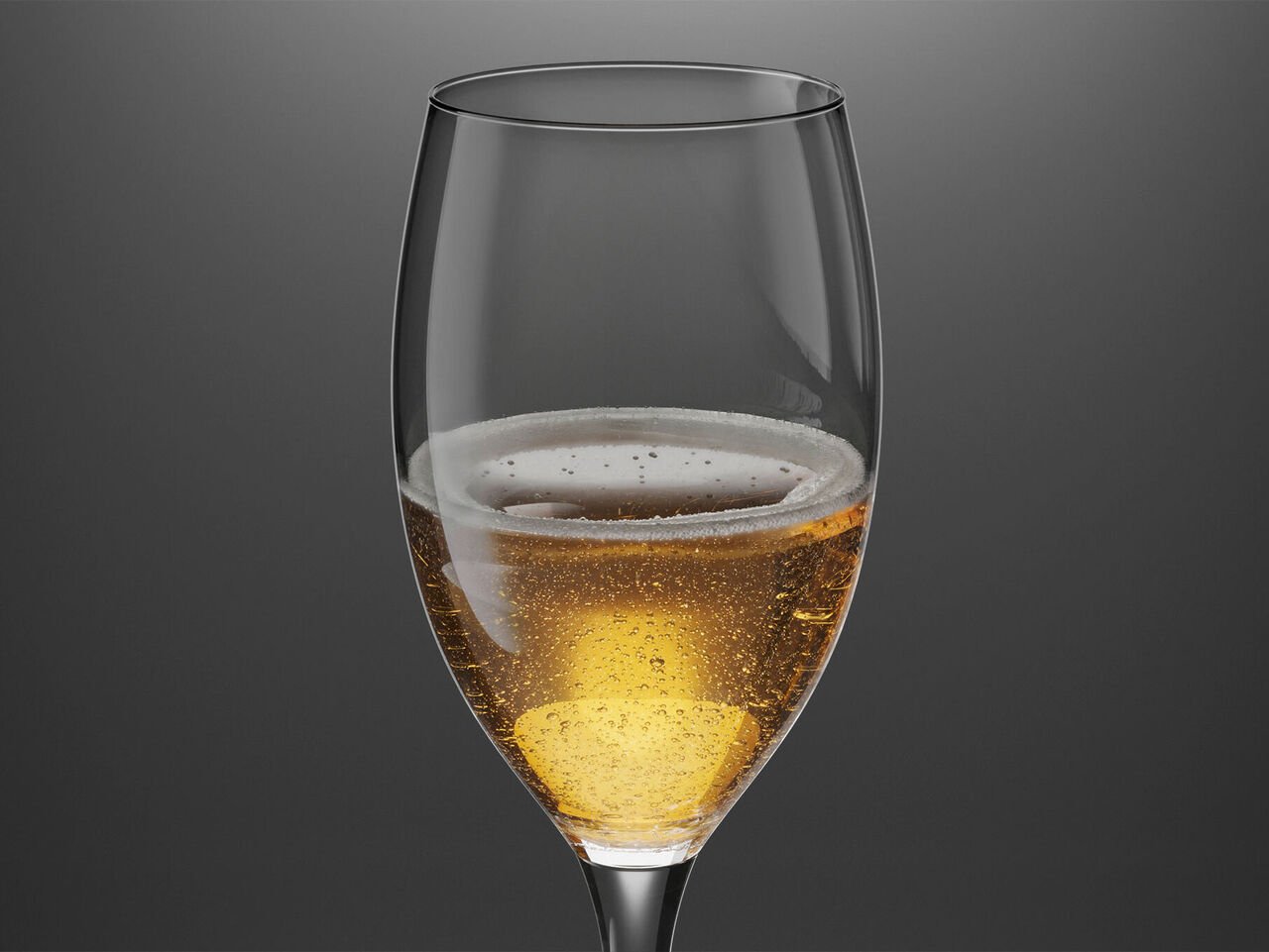 Verre à bière mal lavé : la mousse de bière s'effondre Verre à bière fraîchement coulé avec mousse de bière effondrée et bulles de gaz à l'intérieur