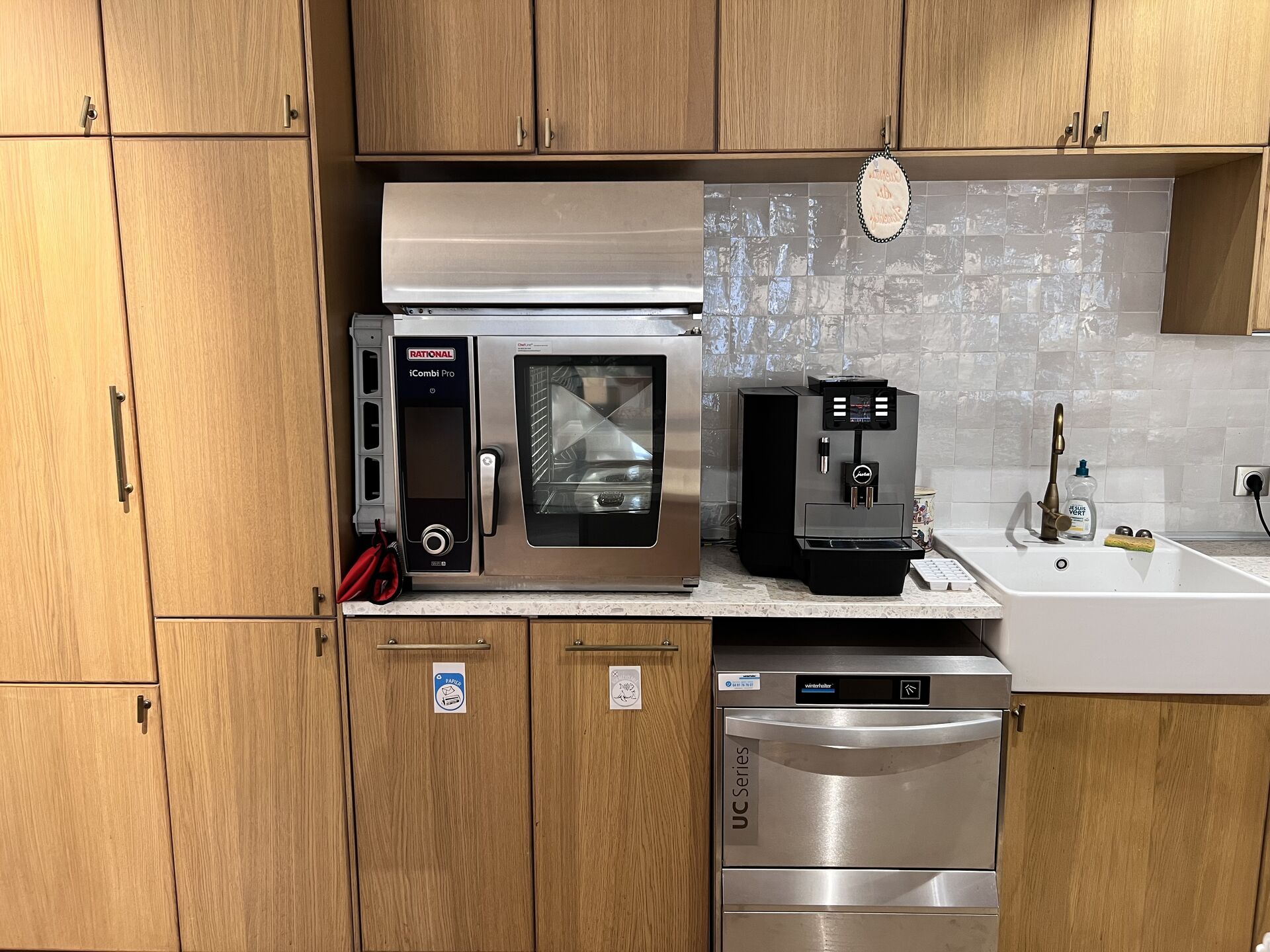 Lave-vaisselle sous comptoir de la gamme UC Lave-vaisselle sous comptoir de la gamme UC