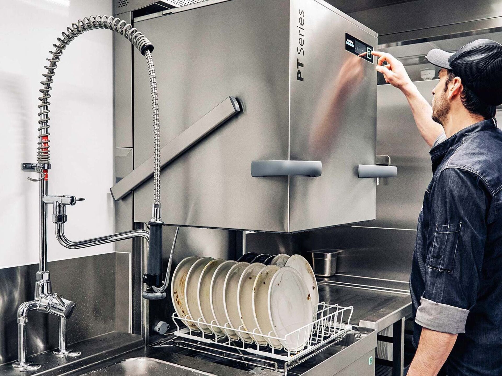 Mitarbeiter schätzen professionelle Spültechnik | Arbeitsplatz Gastronomie Mitarbeiter schätzen professionelle Spültechnik | Arbeitsplatz Gastronomie