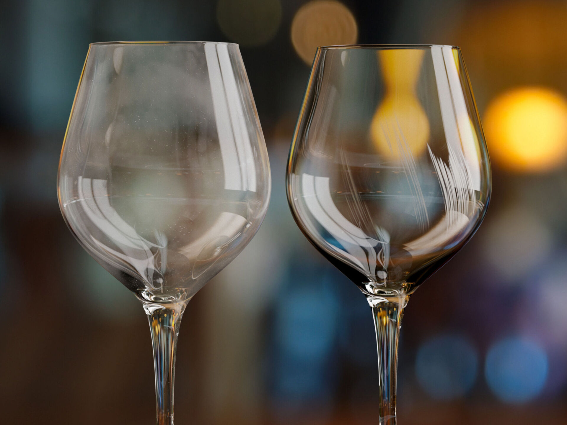 So sehen Gläser mit Glaskorrosion aus! Zwei Rotweingläser mit unterschiedlich starker Glaskorrosion in Form von milchiger Trübung und weißen Streifen