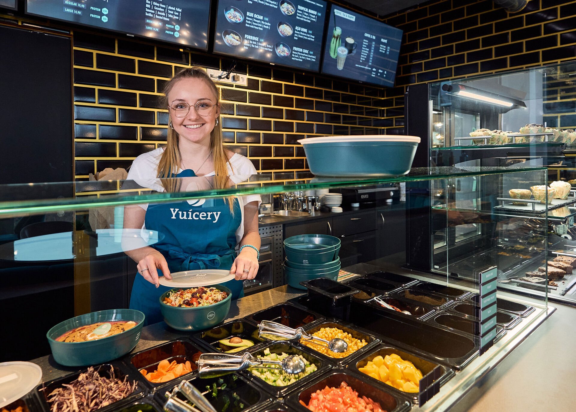 Everything you need to know about the 2023 reusable food service obligation Employee preparing reusable bowls