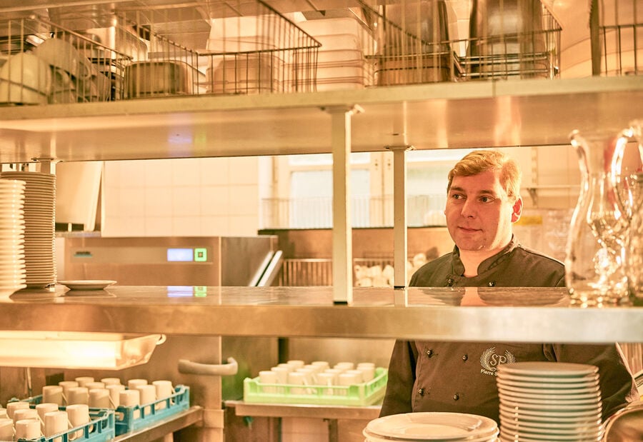 Referenca, kafić u dvorcu Palmenhaus, Winterhalter protočna perilica posuđa, korist za klijente Referenca, kafić u dvorcu Palmenhaus, Winterhalter protočna perilica posuđa, korist za klijente