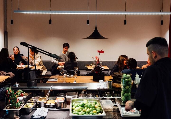 Guests at dinner in the ITA Wood Fire Bistro Berlin