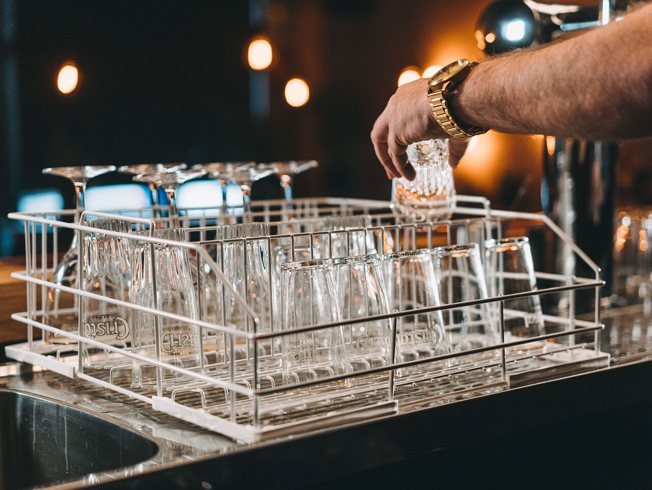 Conseils pour éviter la corrosion du verre : utilisez un support à verre spécial Un porte-verres spécial avec des verres parfaitement disposés comme protection contre la corrosion du verre