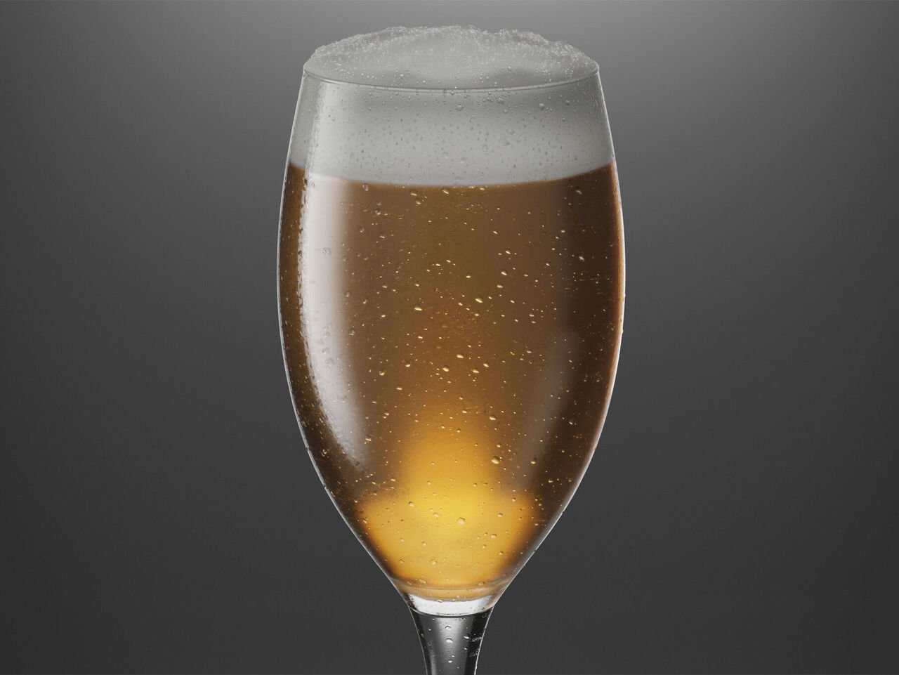 Verre à bière parfaitement lavé : avec une belle mousse de bière Verre à bière fraîchement coulé avec une belle mousse de bière