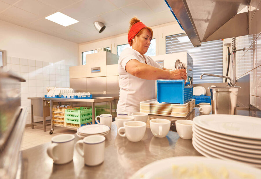 Referencia Cantina EBZ de lavavajillas de arrastre de cestas Winterhalter: Beneficio para el cliente Referencia Cantina EBZ de lavavajillas de arrastre de cestas Winterhalter: Beneficio para el cliente