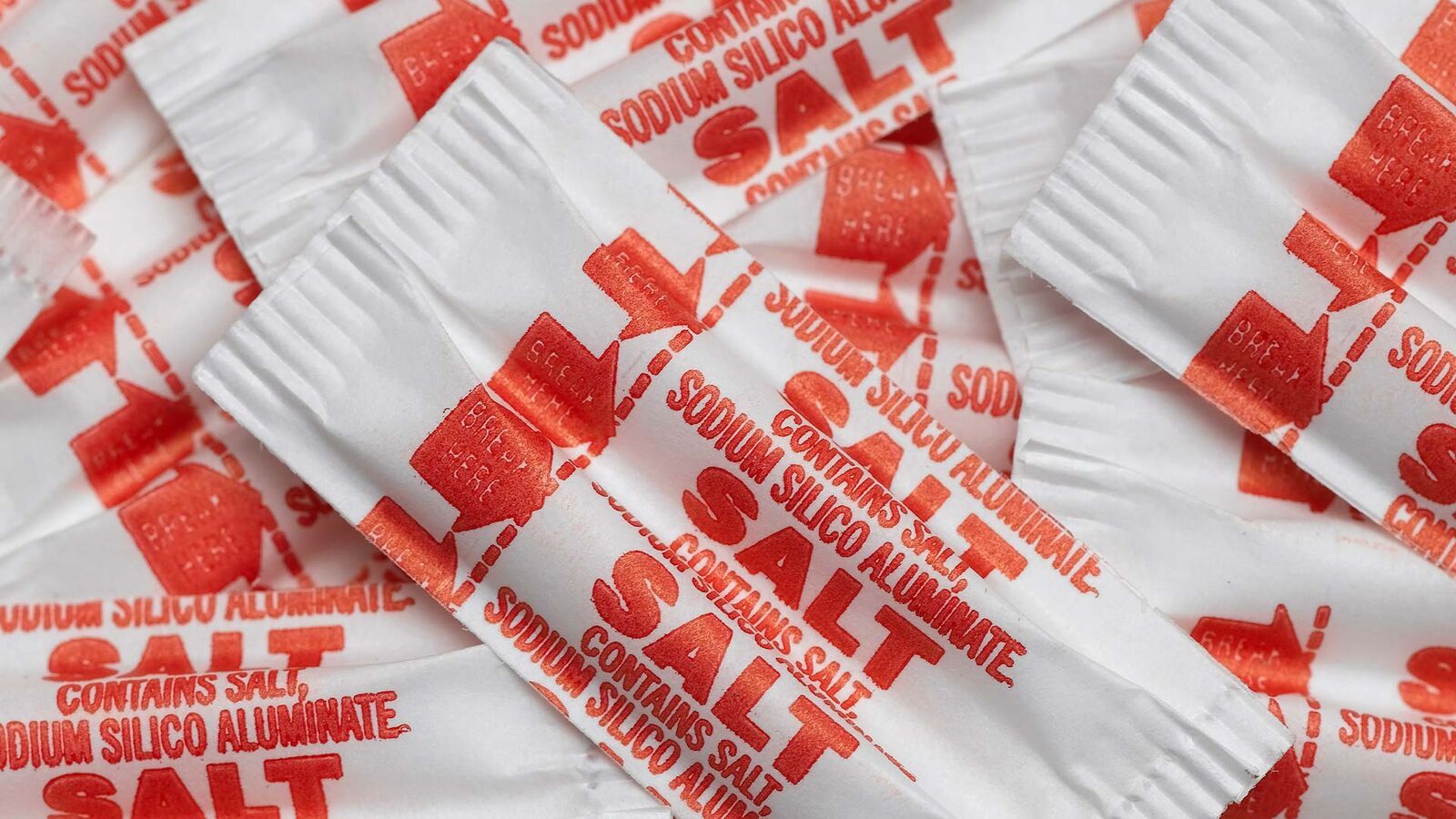 Allowed: salt, pepper, sugar, sweetener etc. in paper packaging Several stacked paper sachets with salt