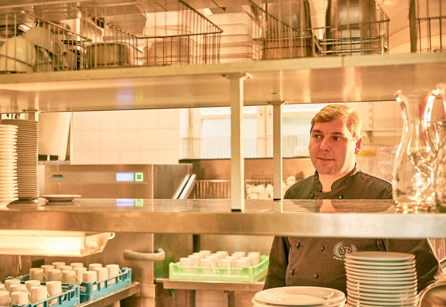 Referência Schloßcafé Palmenhaus Máquina de lavar louça de cúpula Winterhalter Uso pelo cliente Referência Schloßcafé Palmenhaus Máquina de lavar louça de cúpula Winterhalter Uso pelo cliente