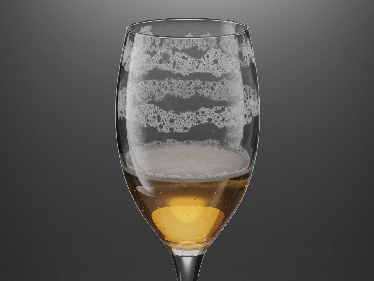 Verre à bière parfaitement lavé : avec plusieurs anneaux en mousse Verre à bière à moitié plein avec plusieurs anneaux en mousse