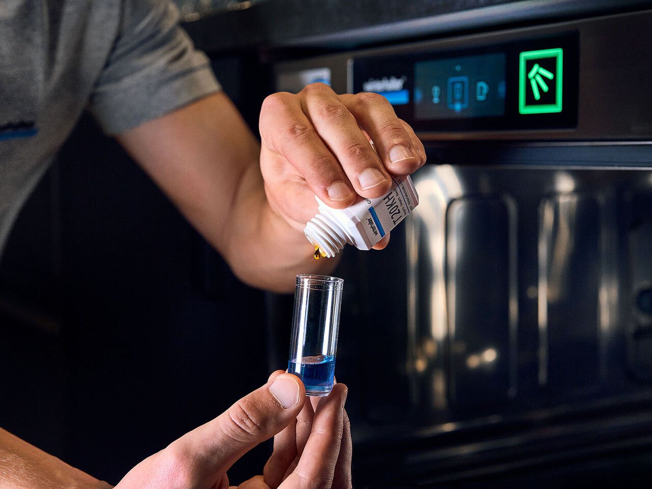 Tipps gegen Glaskorrosion: Wasseraufbereitung exakt einstellen Servicetechniker prüft das Wasseraufbereitungsgerät zum Schutz vor Glaskorrosion