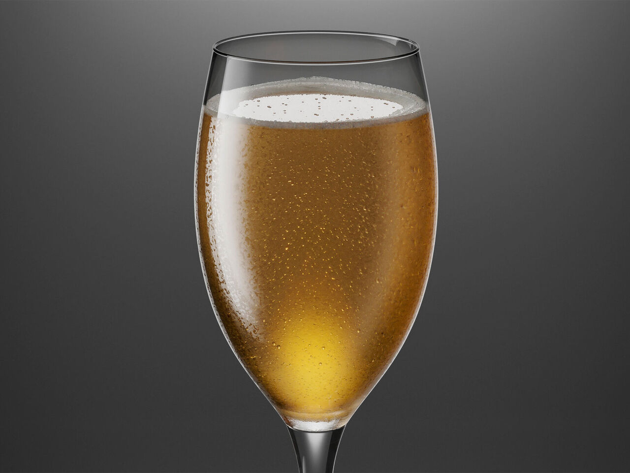 Probleme beim Gläserspülen: kein schöner Bierschaum Bierglas mit frisch engeschenktem Bier, aber ohne schönen Bierschaum