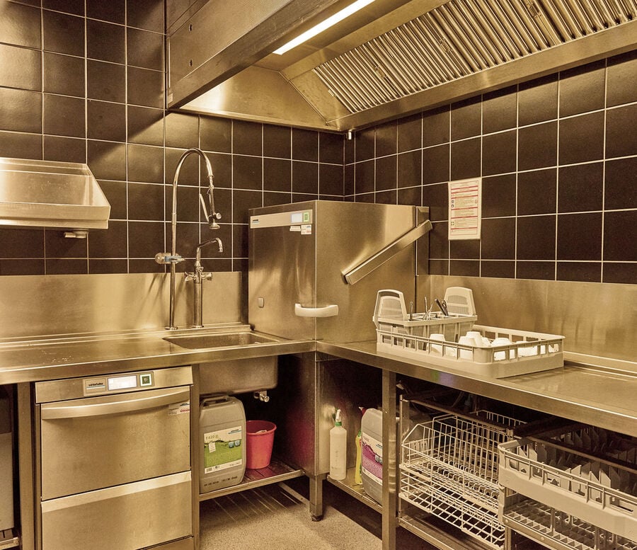 Passthrough dishwashers for bakeries Winterhalter