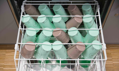 Lavado de vasos reutilizables en el rack para vasos Lavado de vasos reutilizables en el rack para vasos