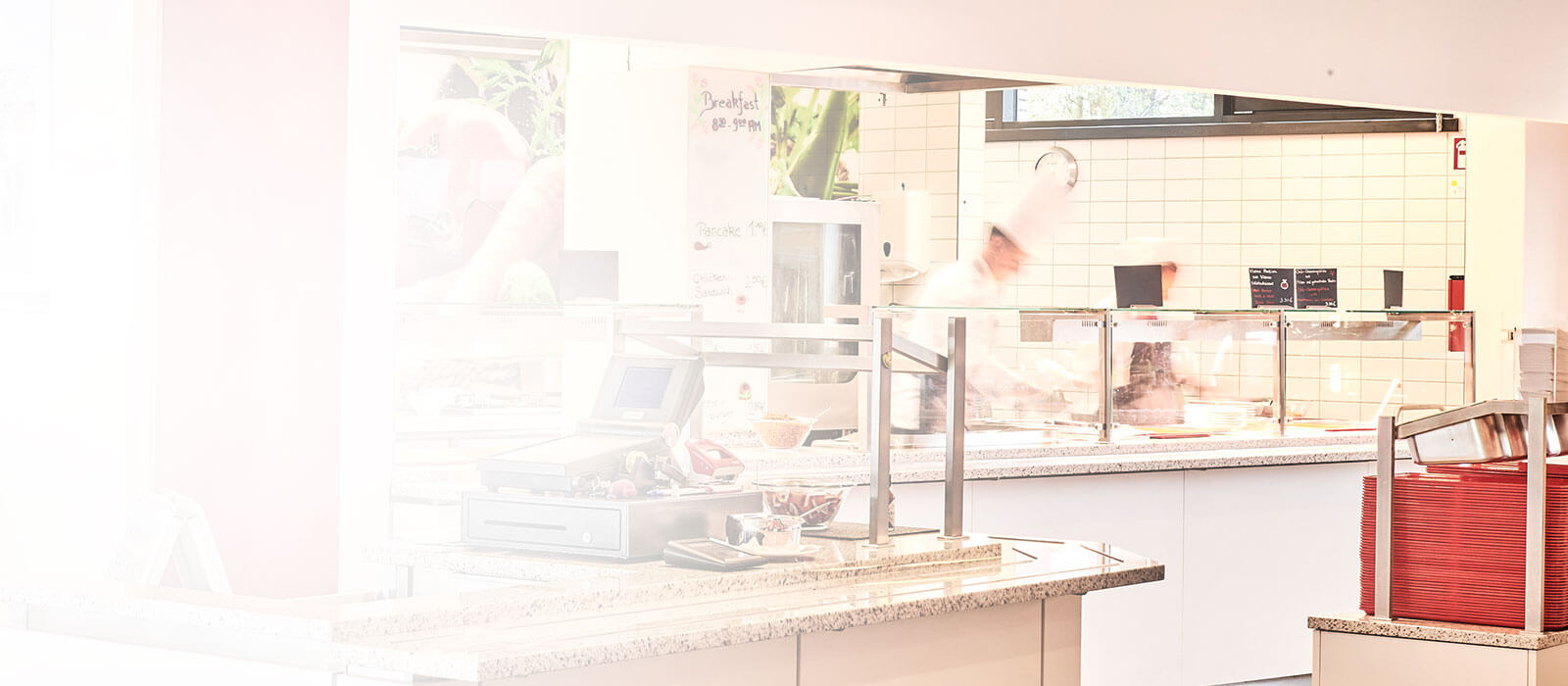 公司餐厅的Winterhalter篮筐输送式洗碗机