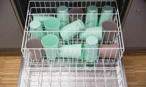 Lavado de vasos retornables en una cesta normal