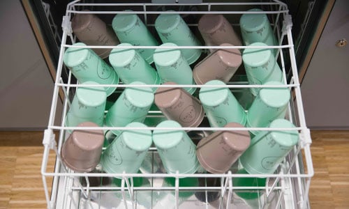 Lavado de vasos reutilizables en la cesta para vasos