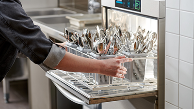 Winterhalter cutlery washer - Removing the sparkling cutlery