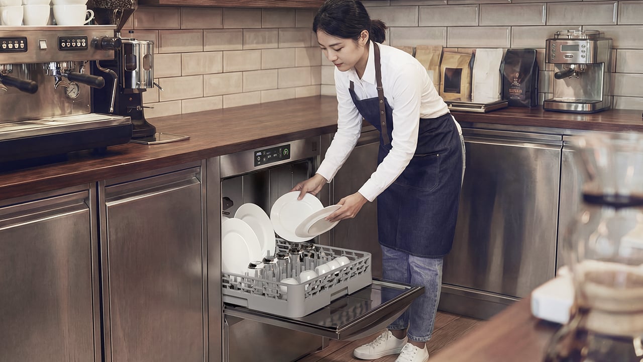 U50 undercounter warewasher in the counter