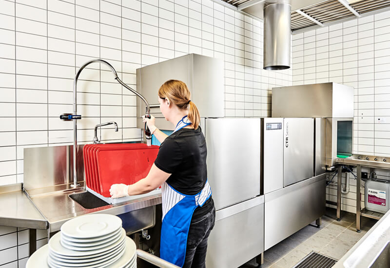 Lavevaisselles à avancement automatique de casiers pour les restaurants d'entreprise Winterhalter Lavevaisselles à avancement automatique de casiers pour les restaurants d'entreprise Winterhalter