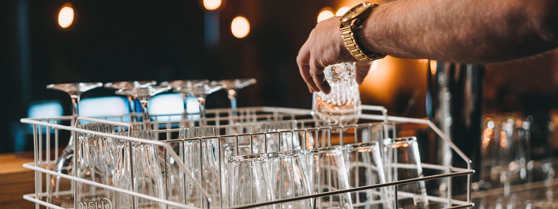 Die perfekte Lösung fürs Gläserspülen: das Winterhalter Gesamtsystem Gastronom räumt verschmutze Gläser in einen Gläserkorb ein