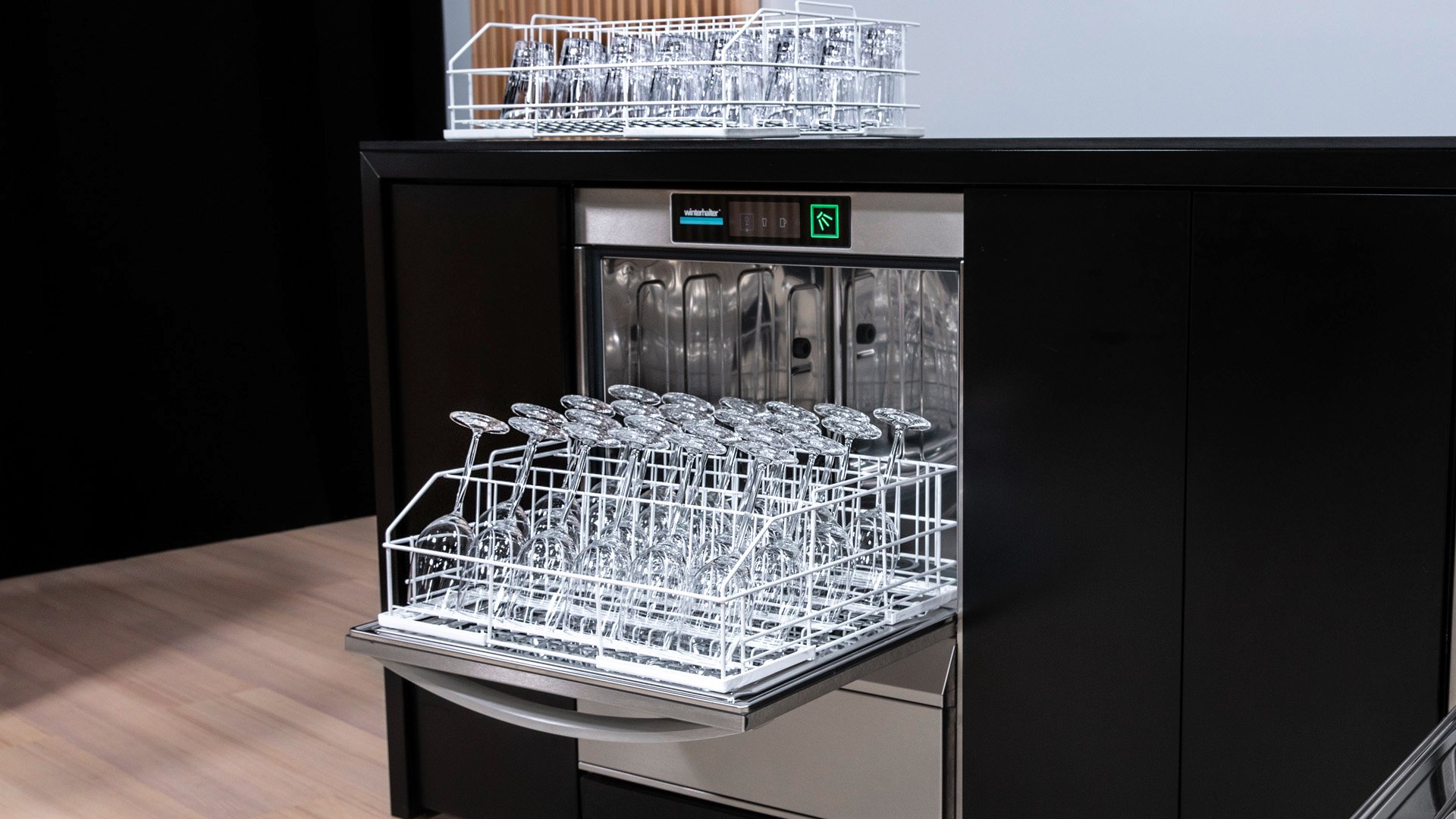 Gläserspülmaschine zur Arbeitsentlastung | Arbeitsplatz Gastronomie Gläserspülmaschine zur Arbeitsentlastung | Arbeitsplatz Gastronomie