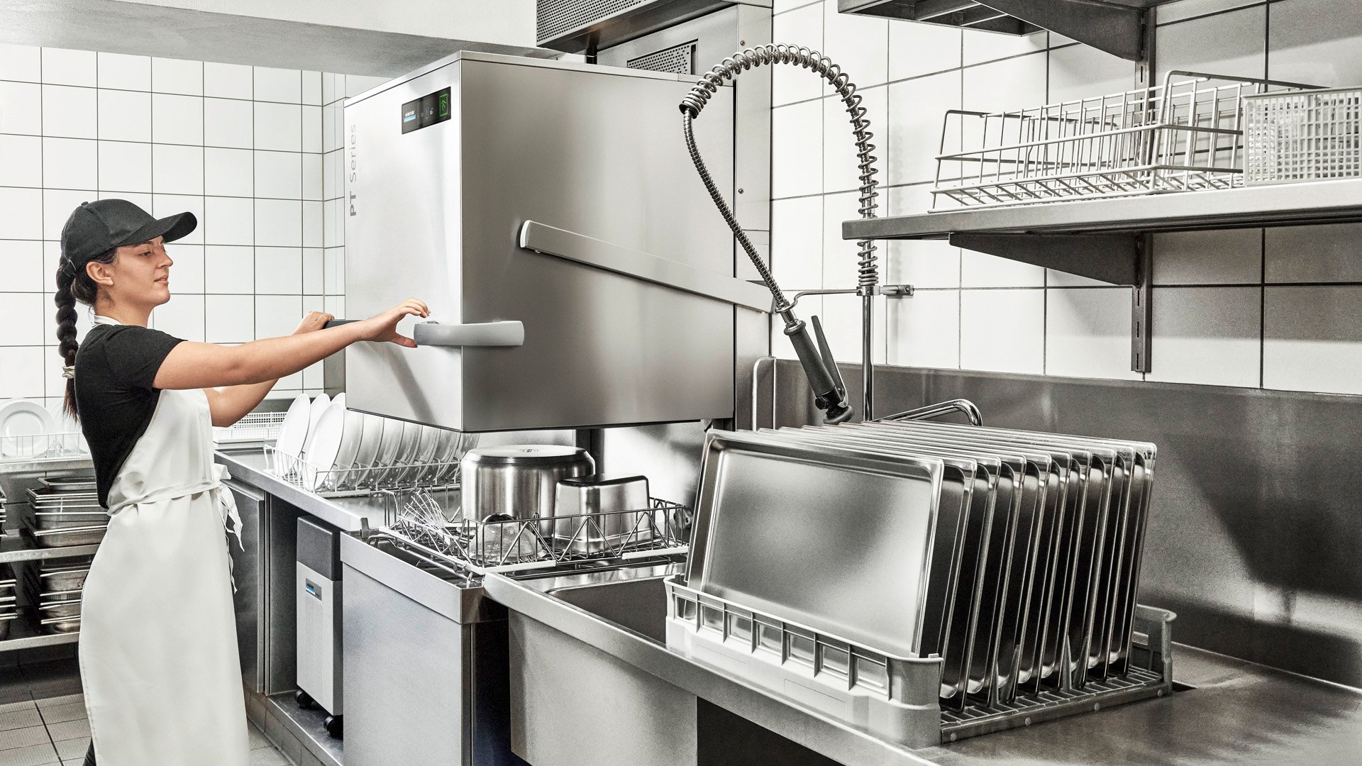 Spülmaschine für ergonomisches Arbeiten | Arbeitsplatz Gastronomie Spülmaschine für ergonomisches Arbeiten | Arbeitsplatz Gastronomie