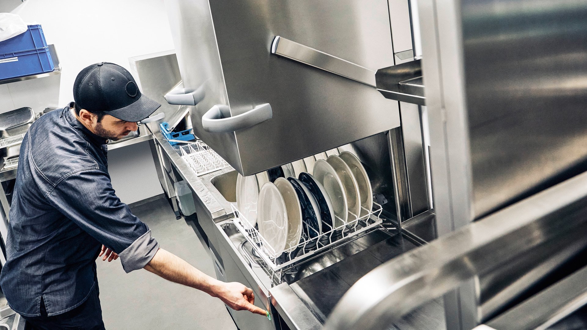 Spülmaschine mit komfortabler Haubenautomatik | Arbeitsplatz Gastronomie Spülmaschine mit komfortabler Haubenautomatik | Arbeitsplatz Gastronomie