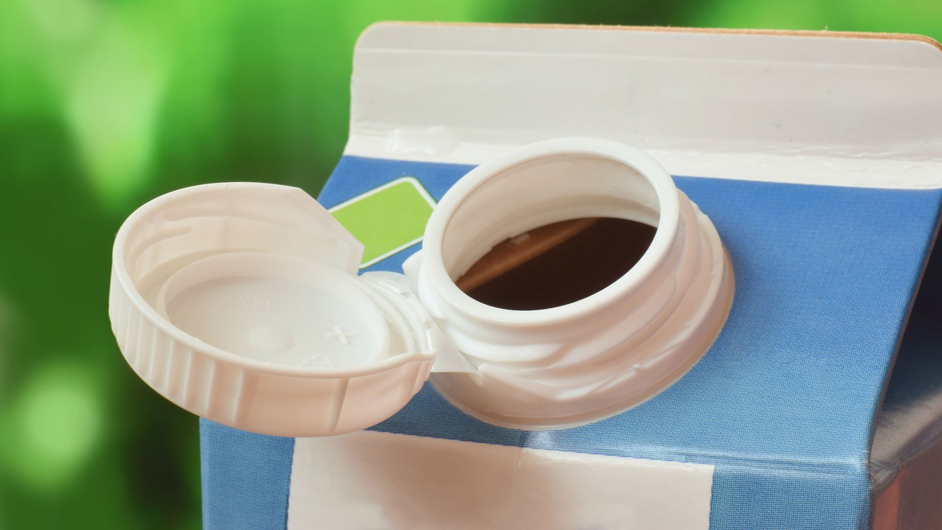 Tethered-Caps bleiben fest mit der Verpackung verbunden Nahaufnahme eines »Tethered Cap« an einer Getränkeverpackung