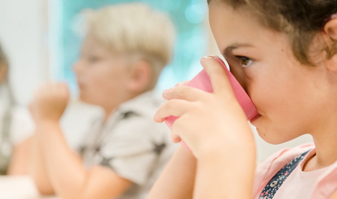 Becherspülen im Kindergarten Becherspülen im Kindergarten
