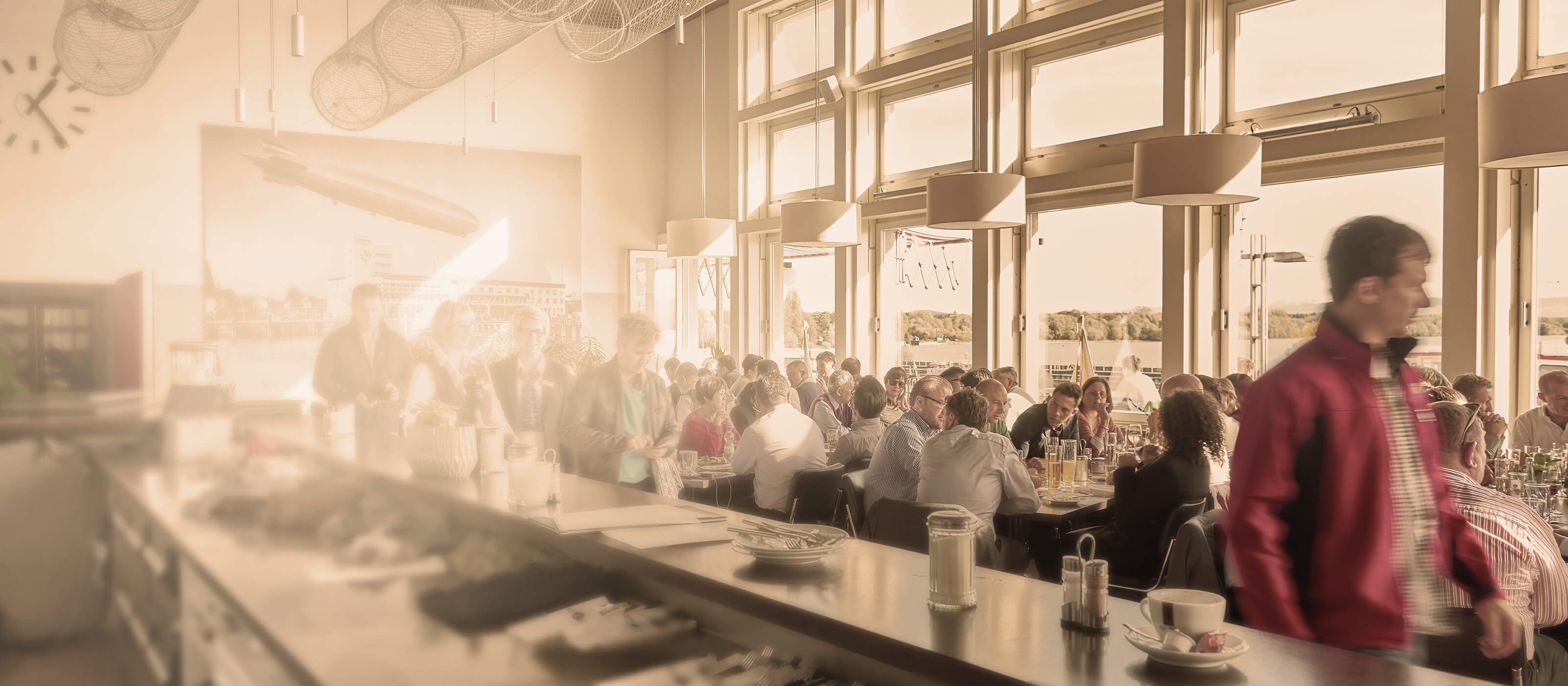 ウィンターハルター アンダーカウンタータイプグラス洗浄機 Zeppelin Museum レストランのリファレンス