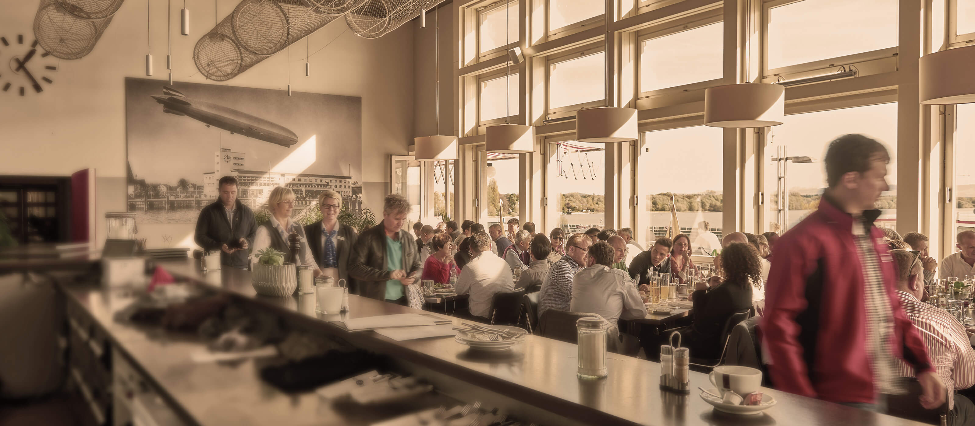 ウィンターハルター アンダーカウンタータイプグラス洗浄機 Zeppelin Museum レストランのリファレンス ウィンターハルター アンダーカウンタータイプグラス洗浄機 Zeppelin Museum レストランのリファレンス