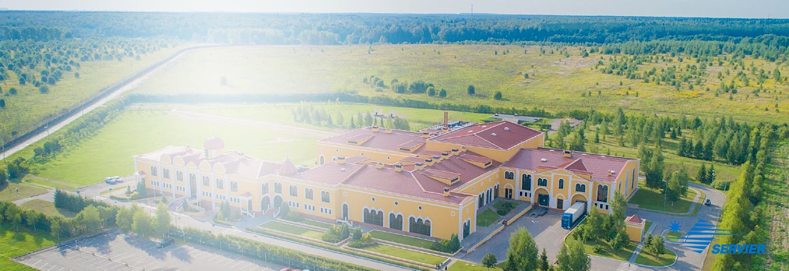 Профессиональные посудомоечные машины Winterhalter в столовой производства Servier Профессиональные посудомоечные машины Winterhalter в столовой производства Servier