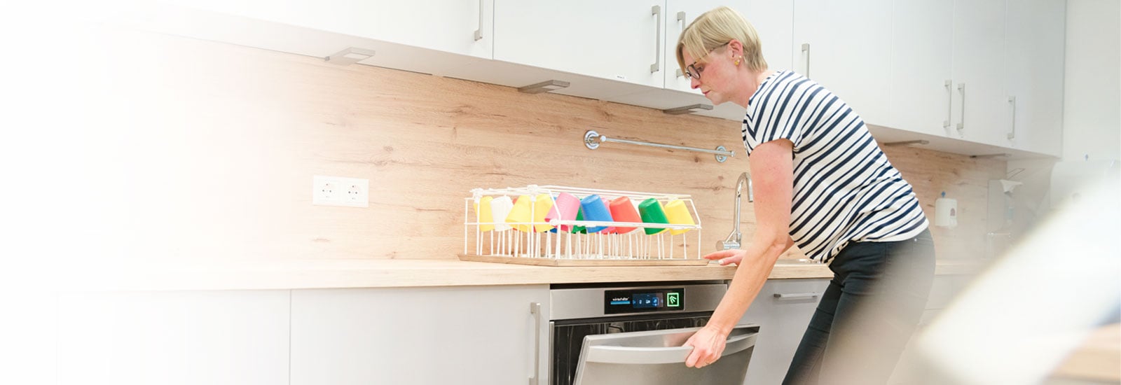 Pranje plastičnih čaša u vrtiću Markus-Kindergarten Pranje plastičnih čaša u vrtiću Markus-Kindergarten