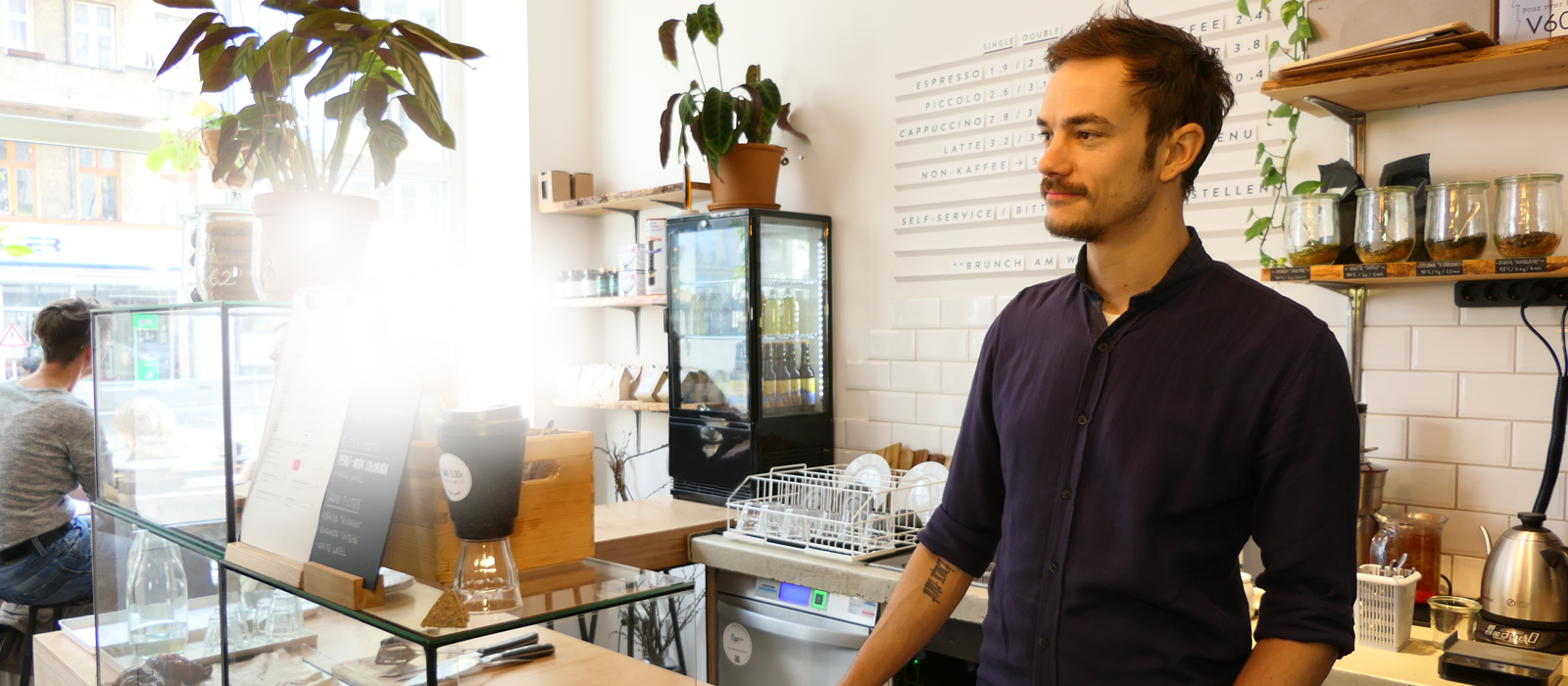 Referenca Isla Berlin pay per wash »PAKET POVSEM BRESKRBNI PAY PER WASH.« Zakaj je podpultni pomivalni stroj serije UC s PAY PER WASH popolna rešitev za kavarno: Philipp Reichel & Peter Duran, lastnika kavarne »Isla Coffee«, Berlin in njuna odločitev za Winterhalter.