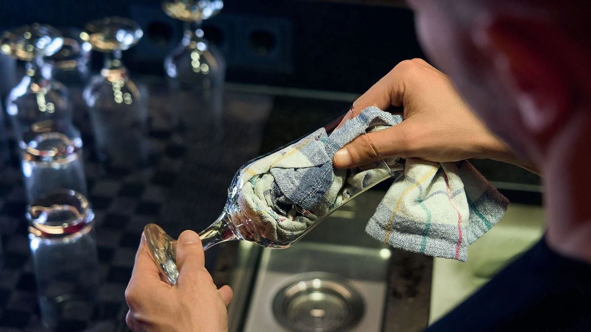 Repasado manual con paño en hostelería